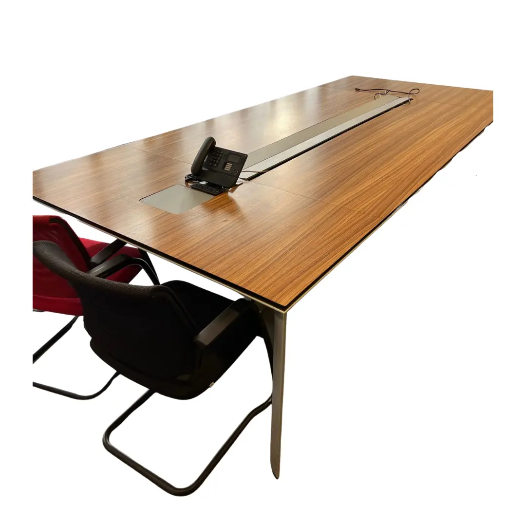 "Table de réunion moderne, conçue pour des discussions productives.