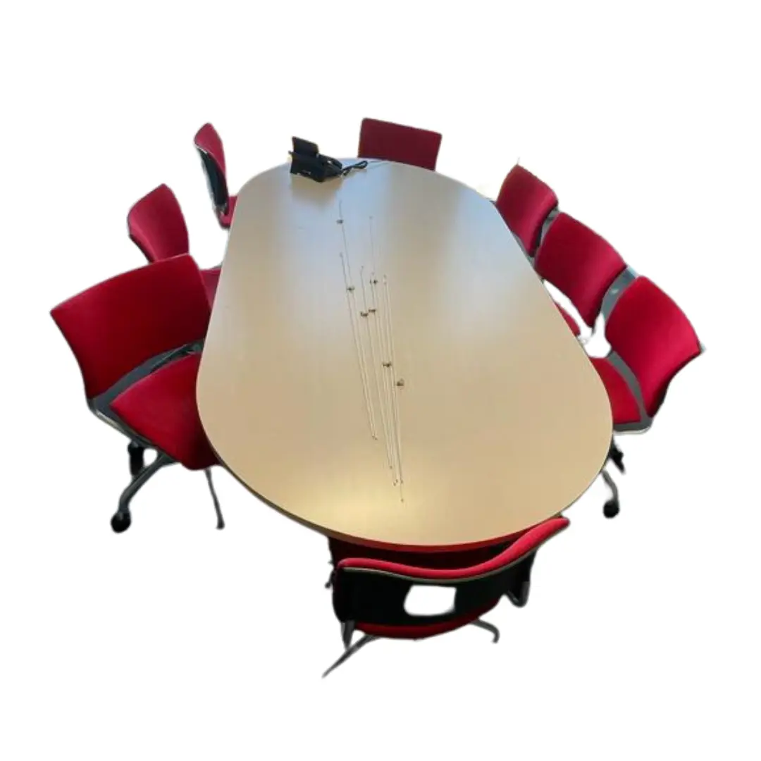 Table de réunion moderne accompagnée de chaises rouges pour un cadre dynamique.