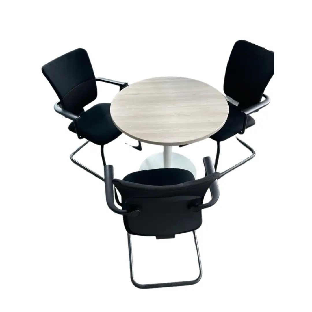 Table ronde en bois élégante avec trois chaises, parfaite pour des réunions intimes