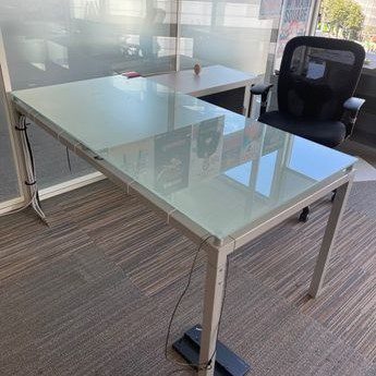 bureau droit en verre