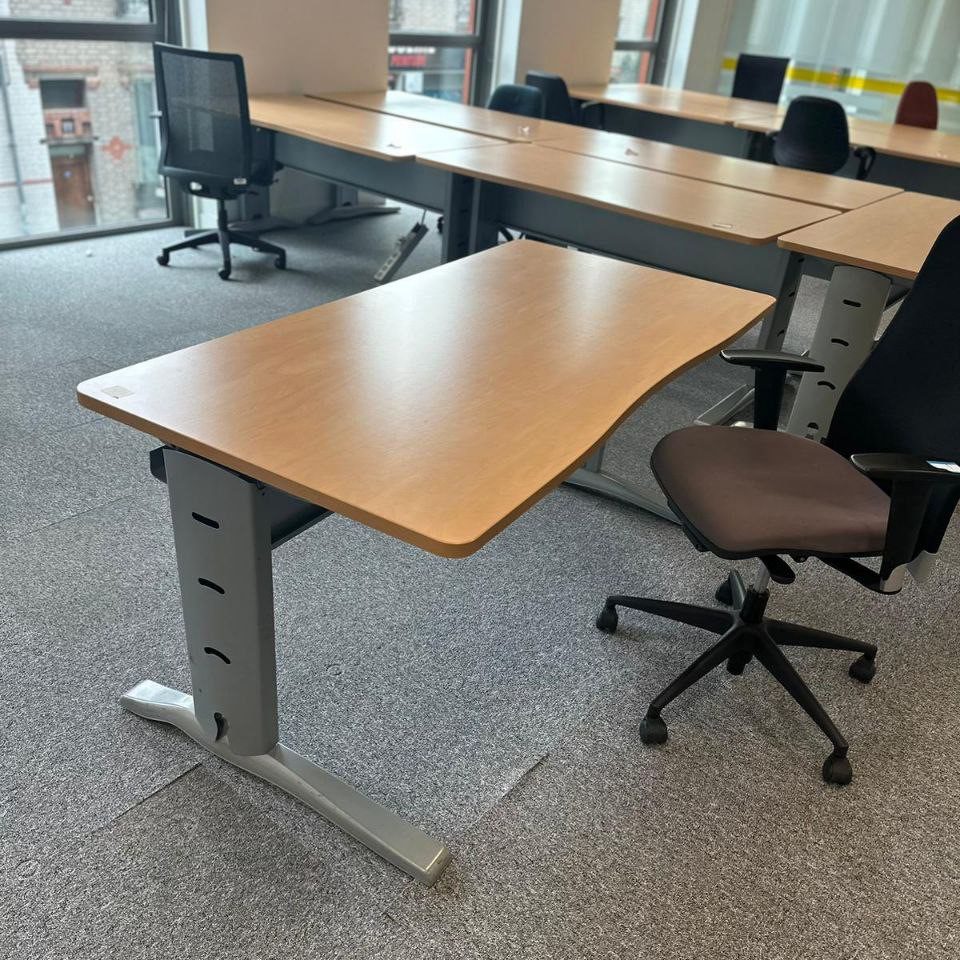 bureau droit chaise marron