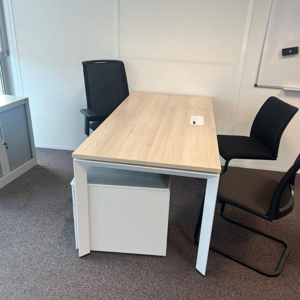 bureau droit avec chaise