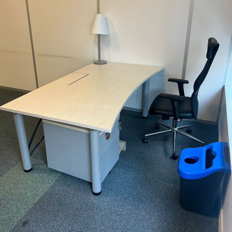 bureau droit avec chaise
