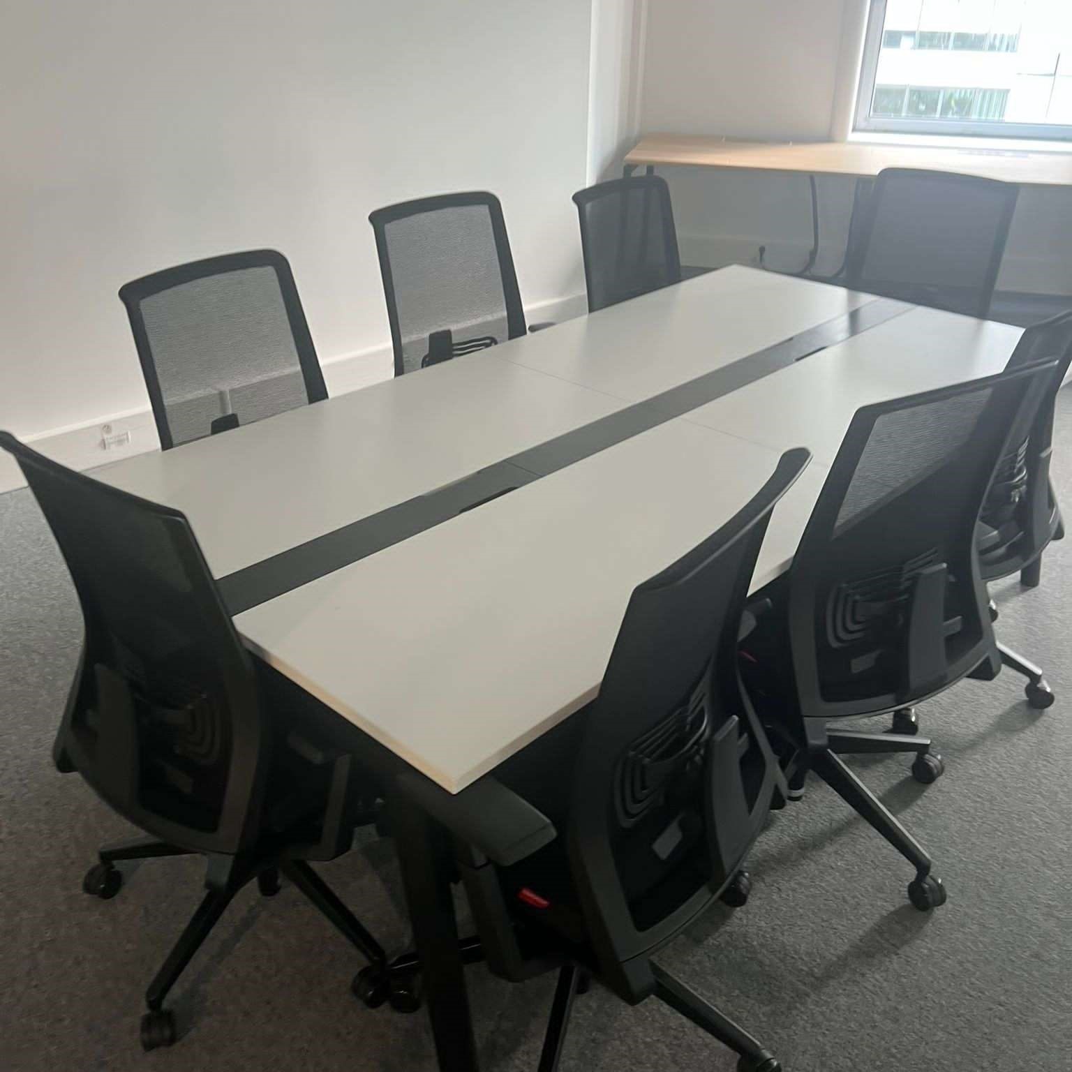 table de réunion et chaise noire