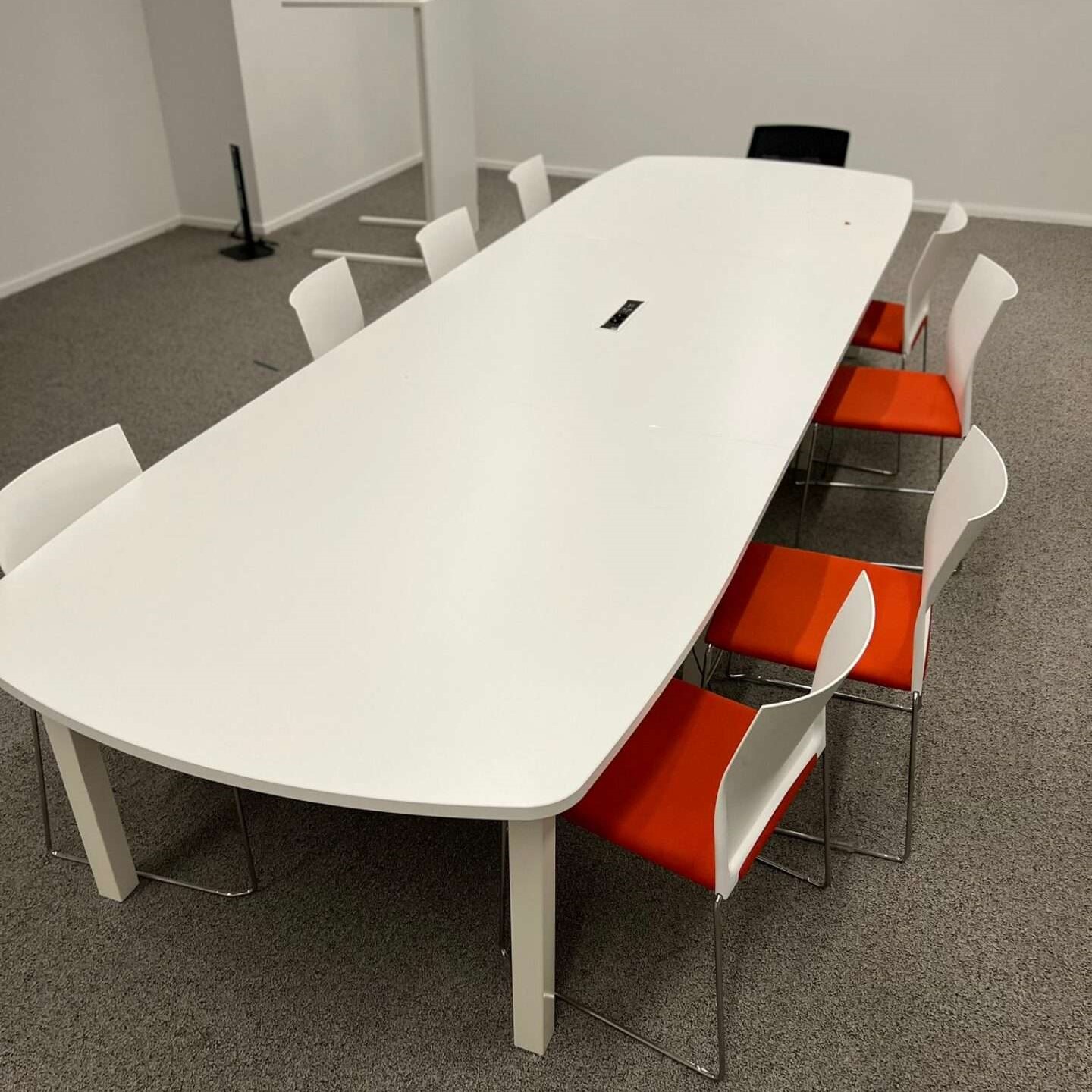table de réunion chaise orange