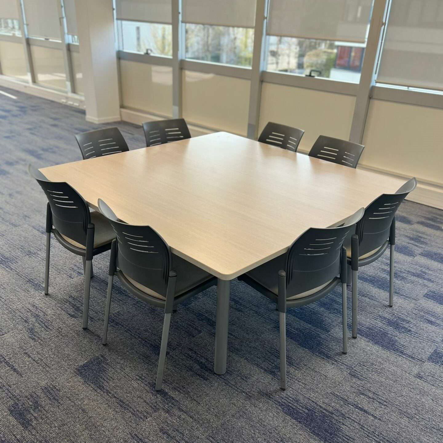 Table de Réunion Carrée chez Burocaz | Collaboration et Efficacité