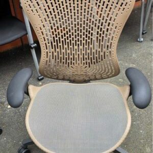 Titre : Fauteuil Herman Miller Mirra ergonomique haut de gamme