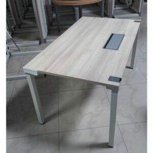 Bureau Steelcase FrameOne – 140x80 cm – Plateau Chêne Clair – Piétement Métal Gris – Passe-Câbles – Pro