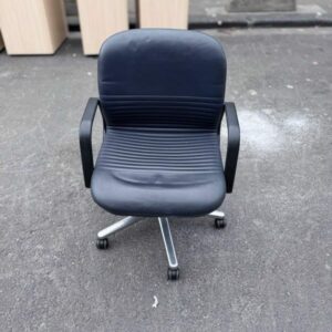 Alternative view of Chaise bureau Wilkhahn noir avec roulettes et accoudoirs