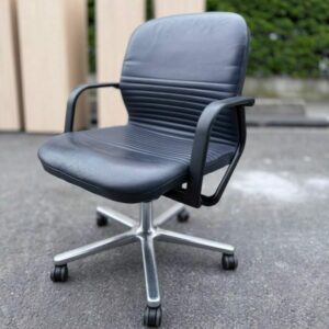 Chaise bureau Wilkhahn noir avec roulettes et accoudoirs