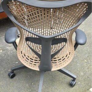 Alternative view of Titre : Fauteuil Herman Miller Mirra ergonomique haut de gamme