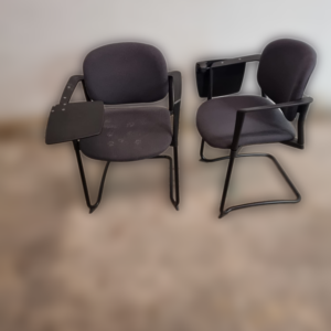 Chaise noir avec tablette écritoire