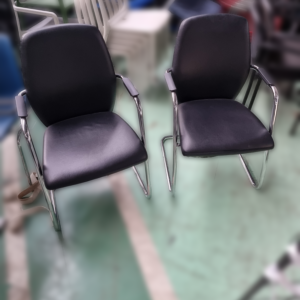 Chaise visiteur en peau