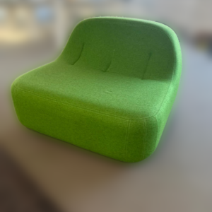 FAUTEUIL AUX FORMES DOUCES ET ORGANIQUES