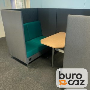 Alcôve acoustique banquettes vertes avec table