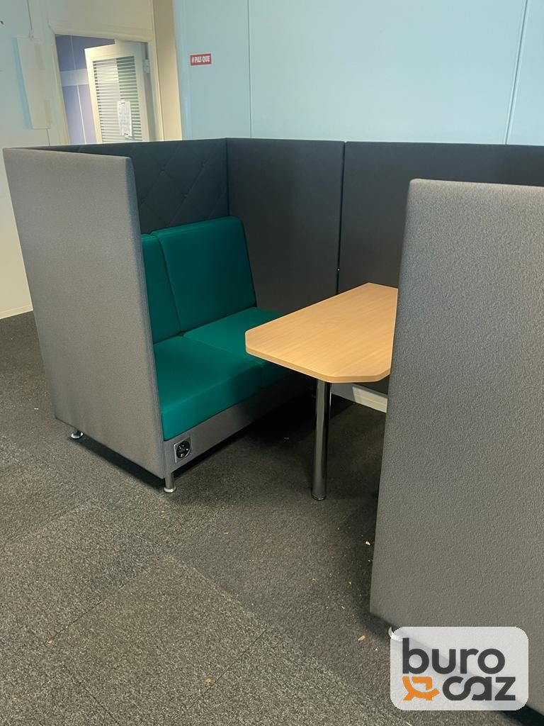Alcôve acoustique banquettes vertes avec table