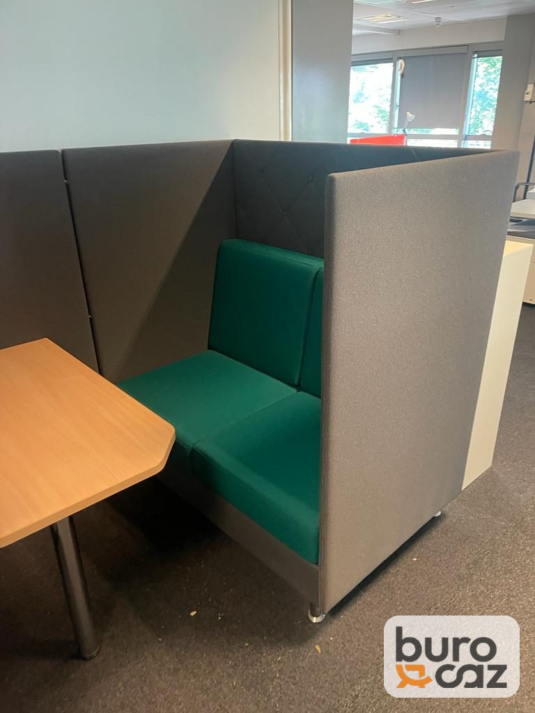 Alcôve acoustique banquettes vertes avec table — photo 2