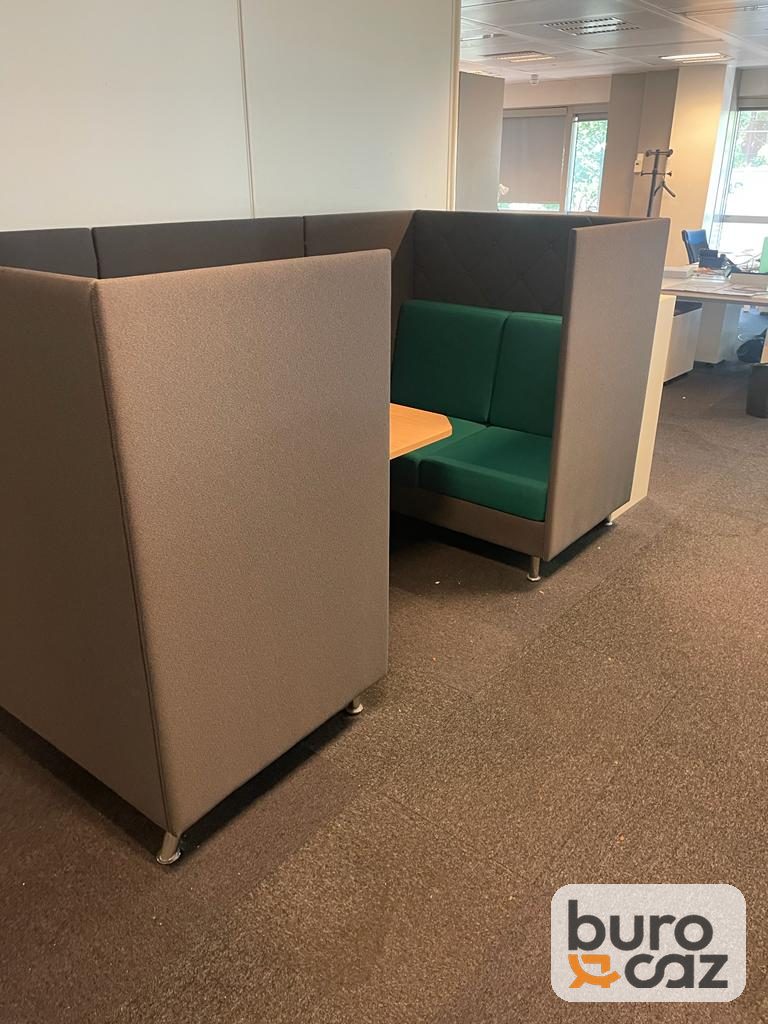 Alcôve acoustique banquettes vertes avec table — photo 3