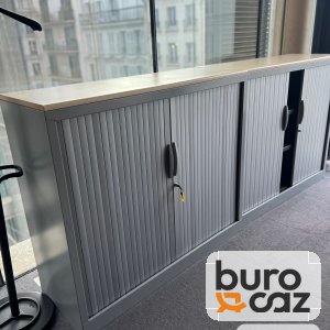 Armoire basse à rideaux grise Majencia dessus bois