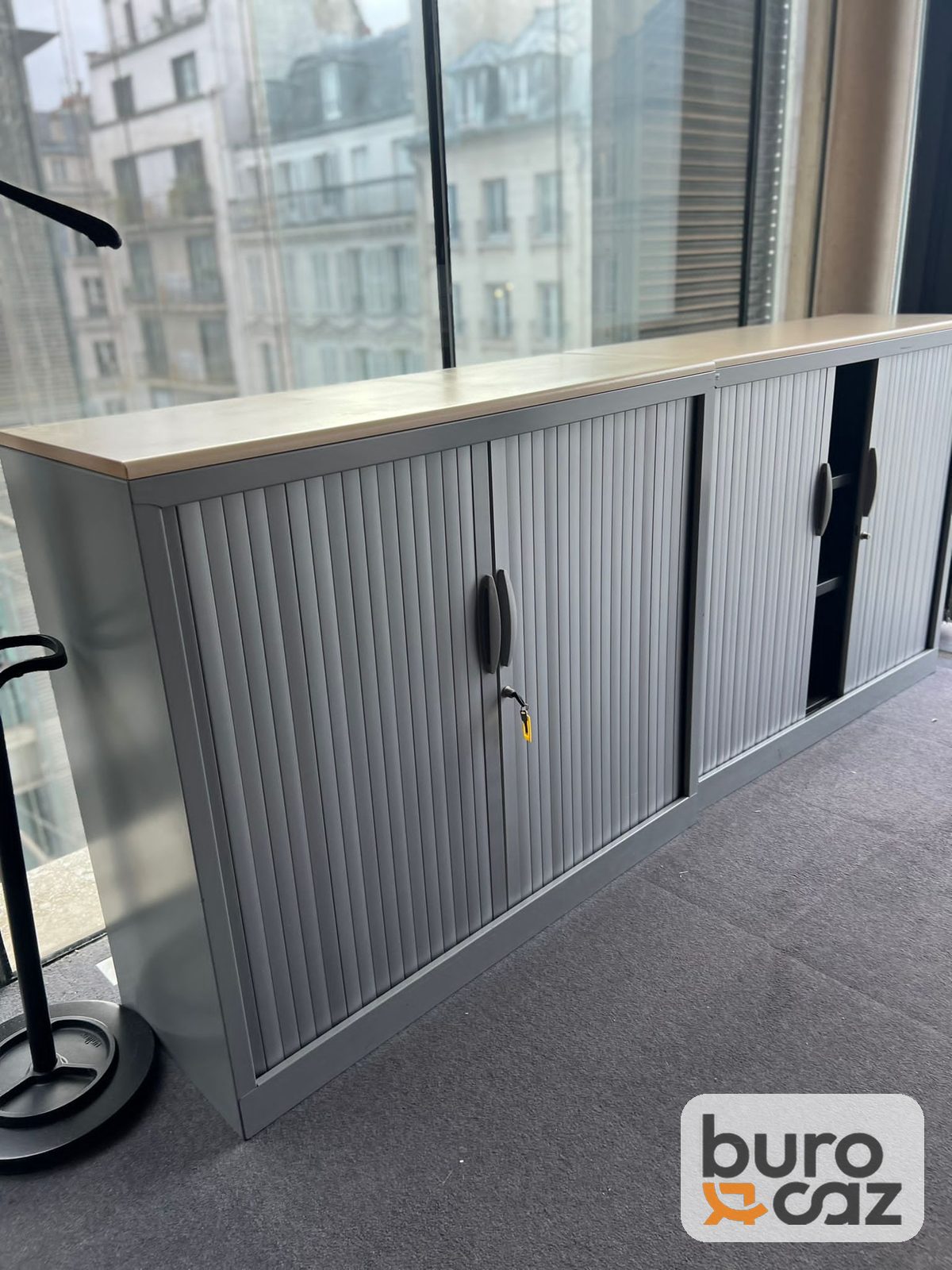 Armoire basse à rideaux grise Majencia dessus bois