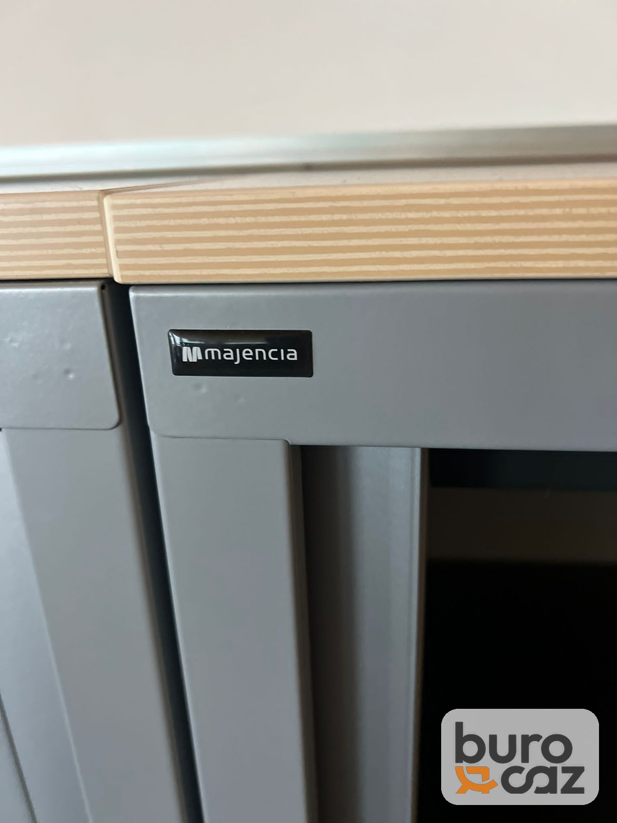 Armoire basse à rideaux grise Majencia dessus bois — photo 2