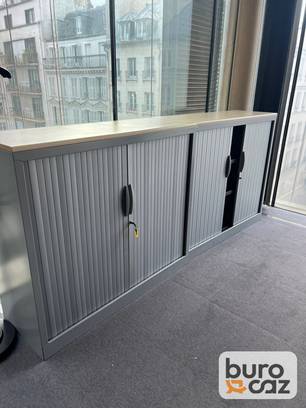 Armoire basse à rideaux grise Majencia dessus bois — photo 3
