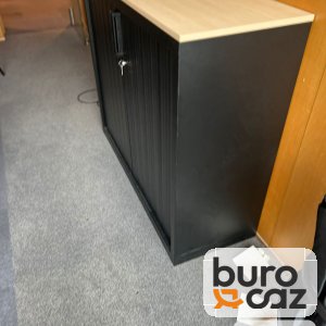 Armoire basse à rideaux noire dessus bois clair