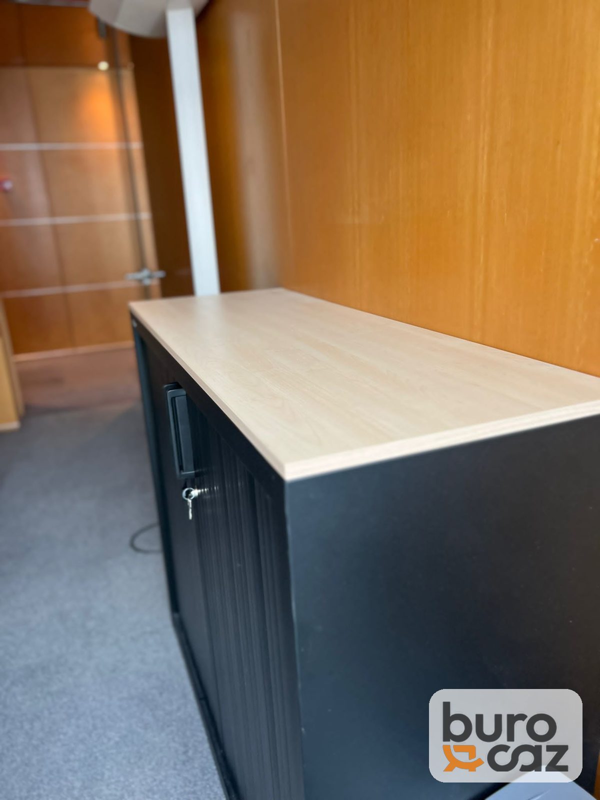 Armoire basse à rideaux noire dessus bois clair — photo 2