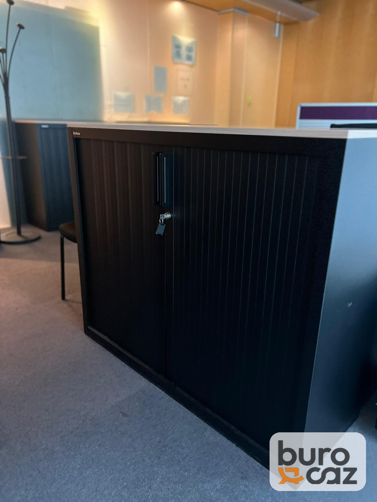 Armoire basse à rideaux noire plateau gris clair