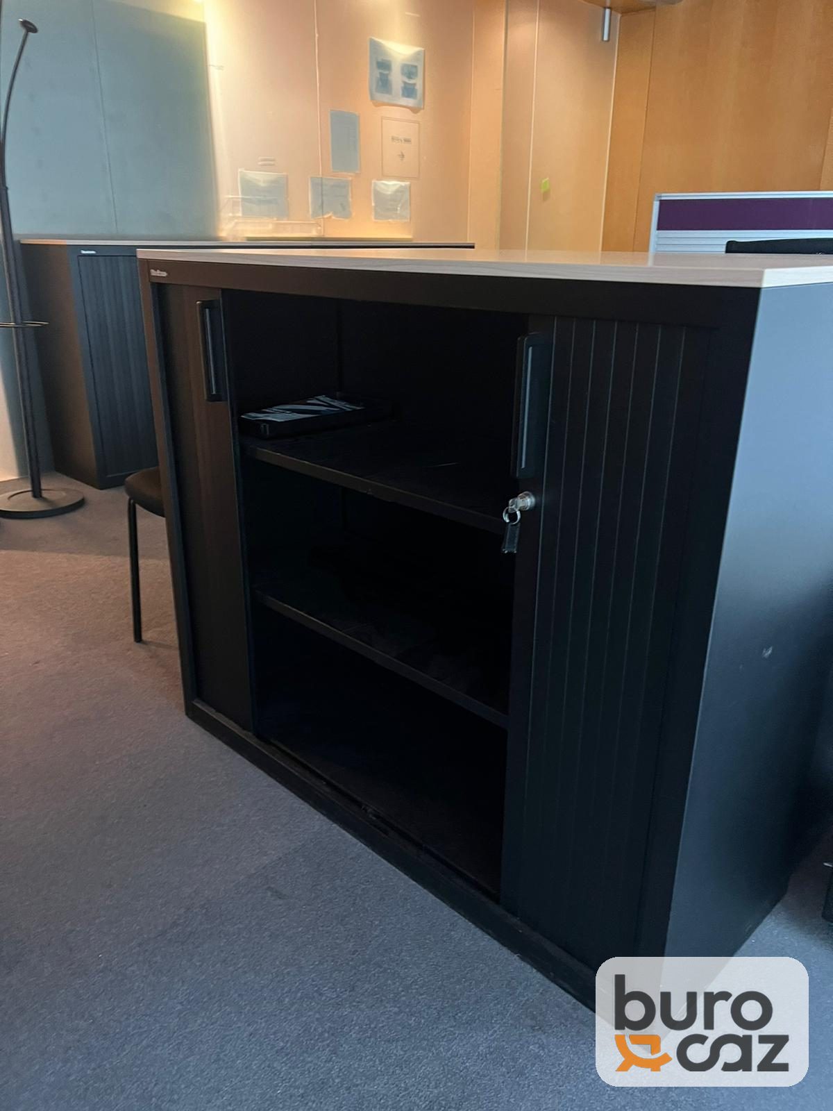 Armoire basse à rideaux noire plateau gris clair — photo 2