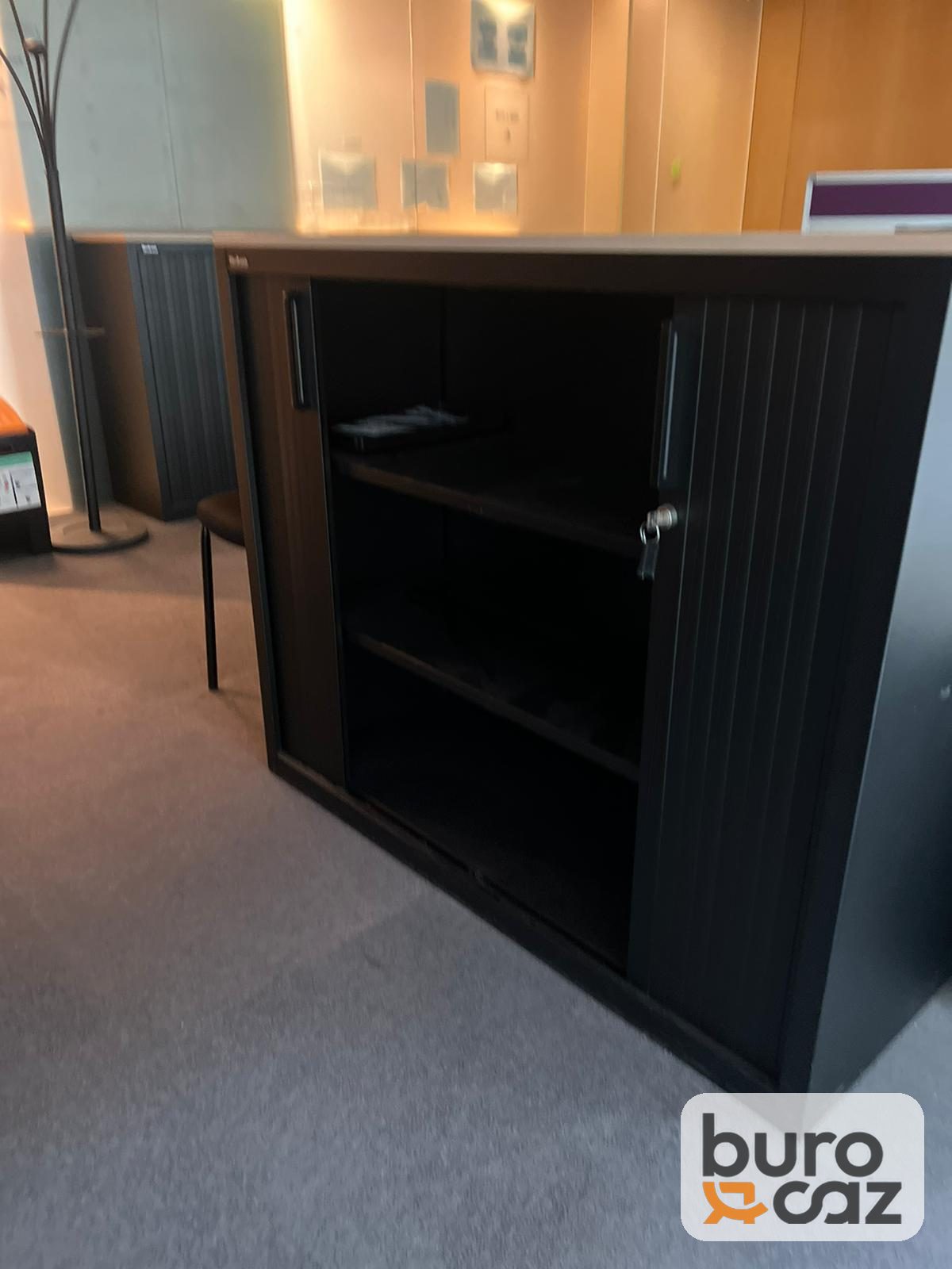 Armoire basse à rideaux noire plateau gris clair — photo 4
