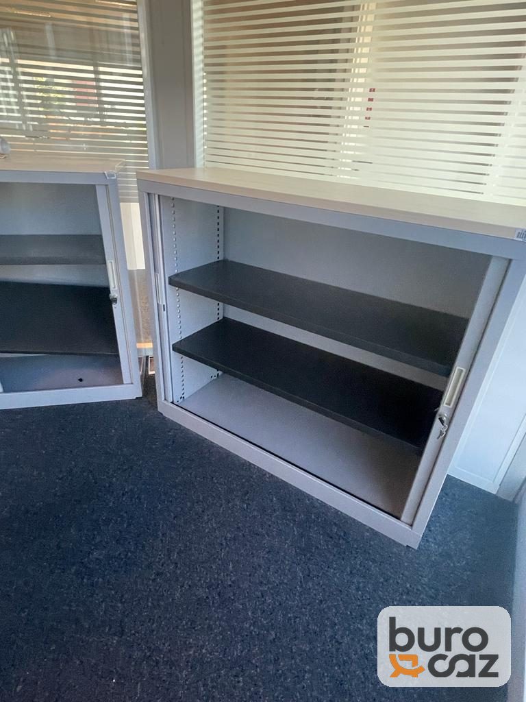 Armoire basse métallique à rideaux beige — photo 2