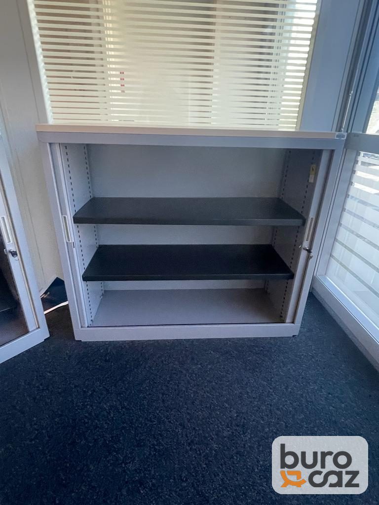 Armoire basse métallique à rideaux beige — photo 4
