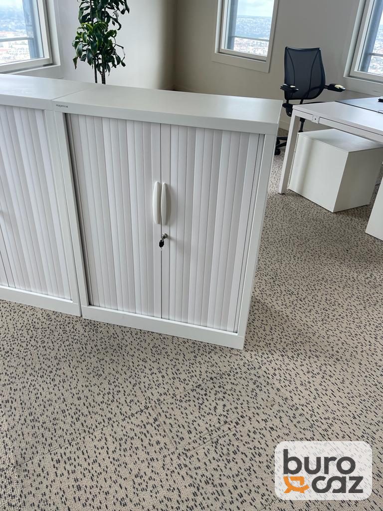 Armoire basse métallique à rideaux blanche