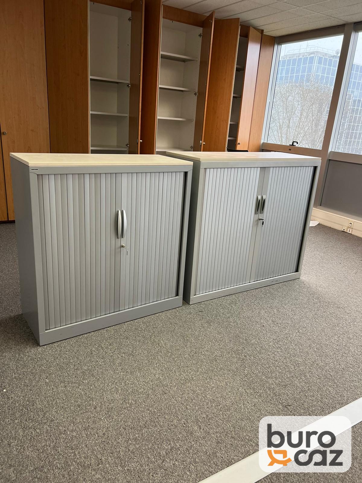 Armoire basse métallique à rideaux grise