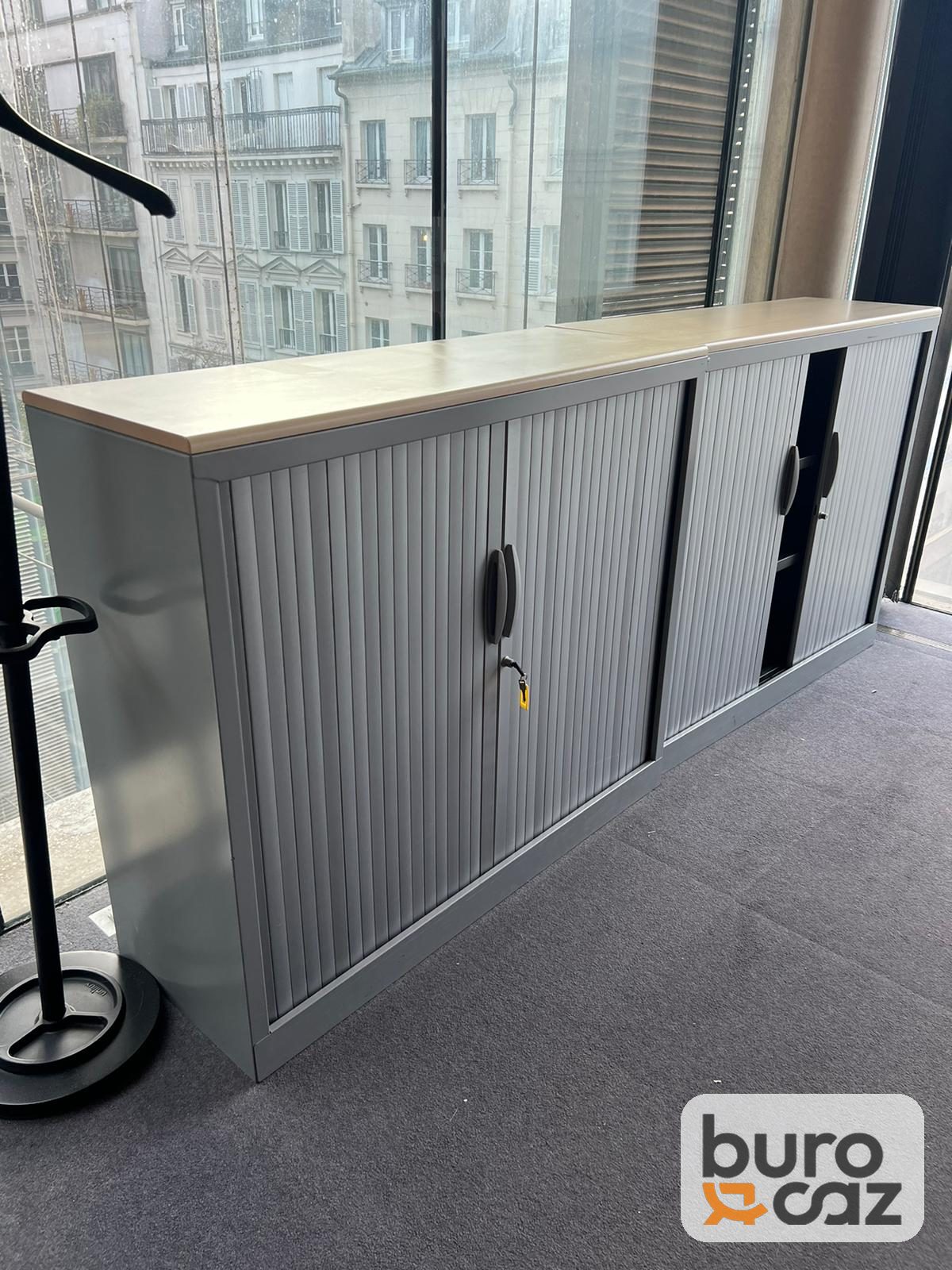 Armoire basse métallique à rideaux Samas grise plateau bois clair
