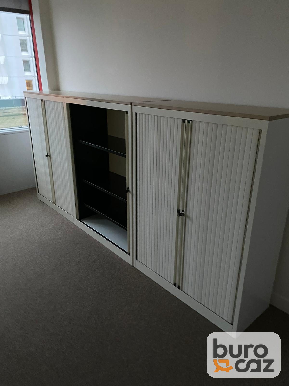Armoire basse métallique à rideaux Samas grise plateau bois clair — photo 5
