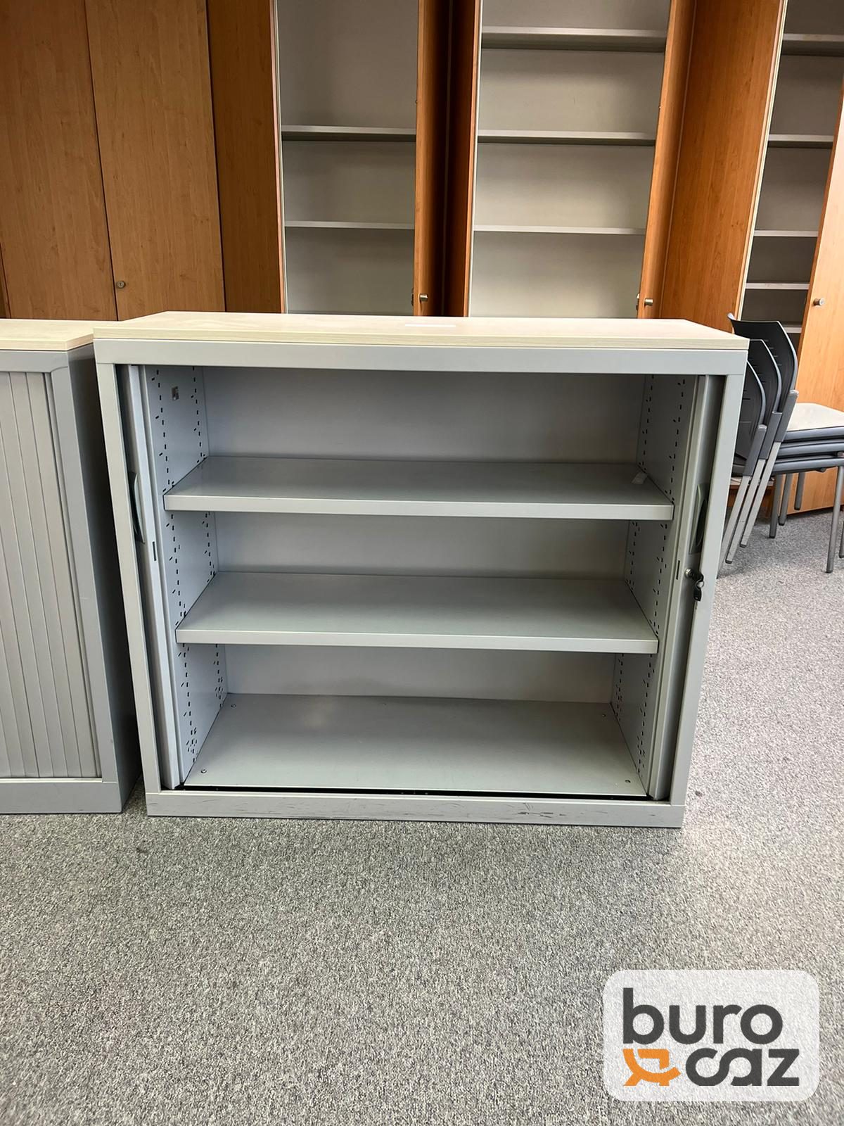 Armoire basse métallique ouverte grise — photo 2