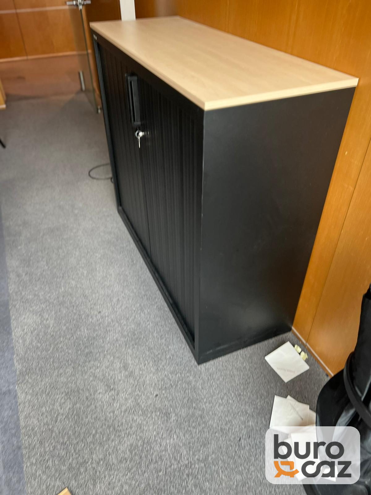 Armoire basse Steelcase à rideaux noire plateau bois
