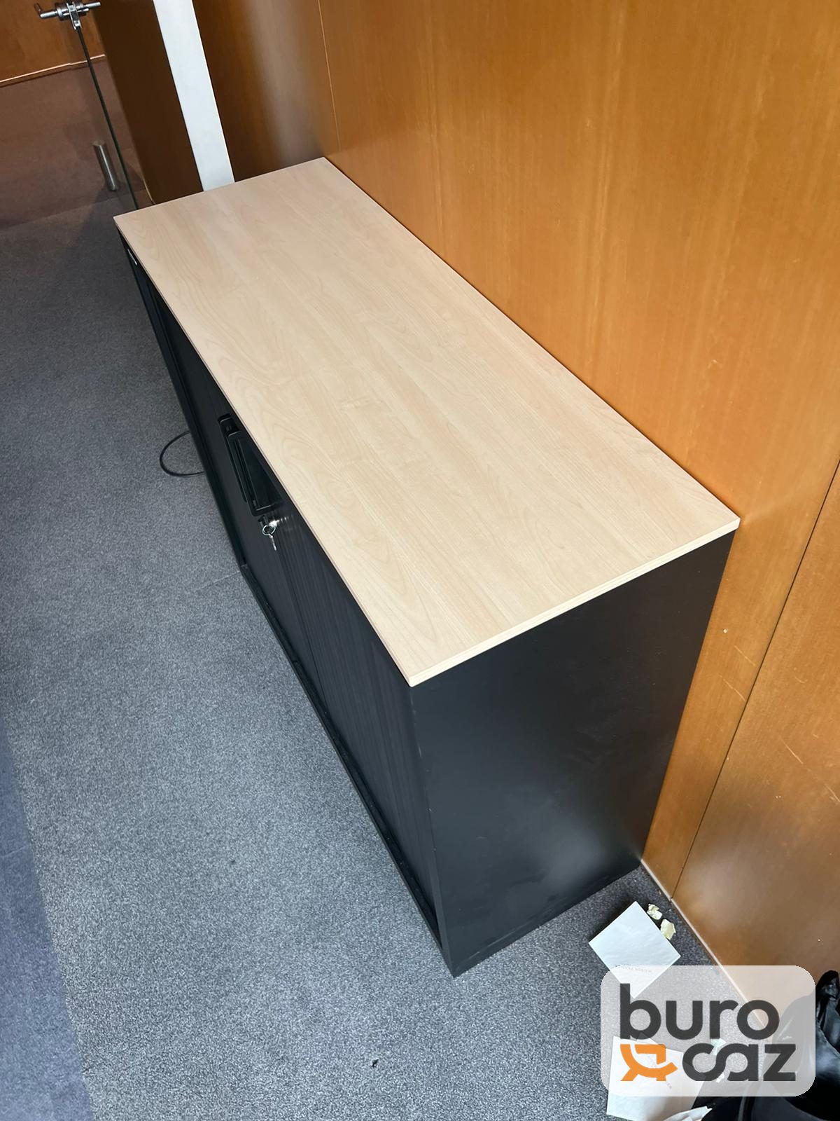 Armoire basse Steelcase à rideaux noire plateau bois — photo 6