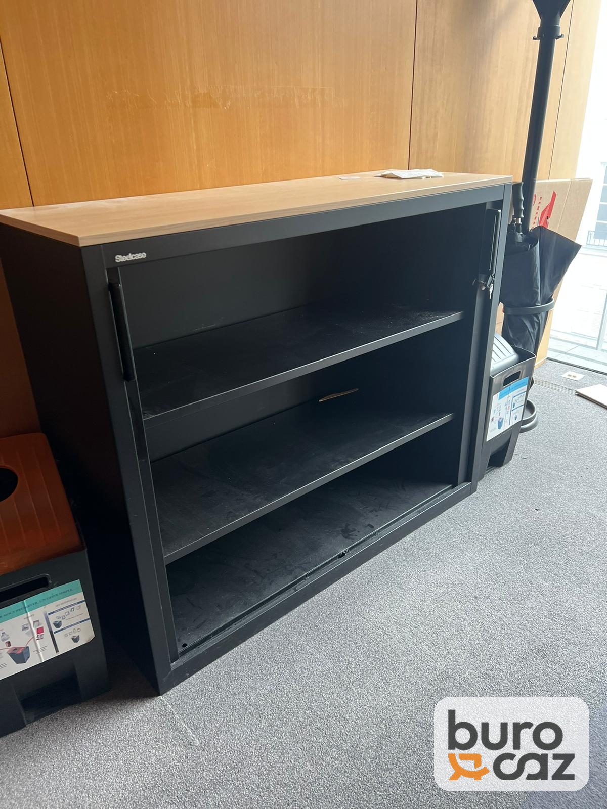 Armoire basse Steelcase à rideaux noire plateau bois — photo 8