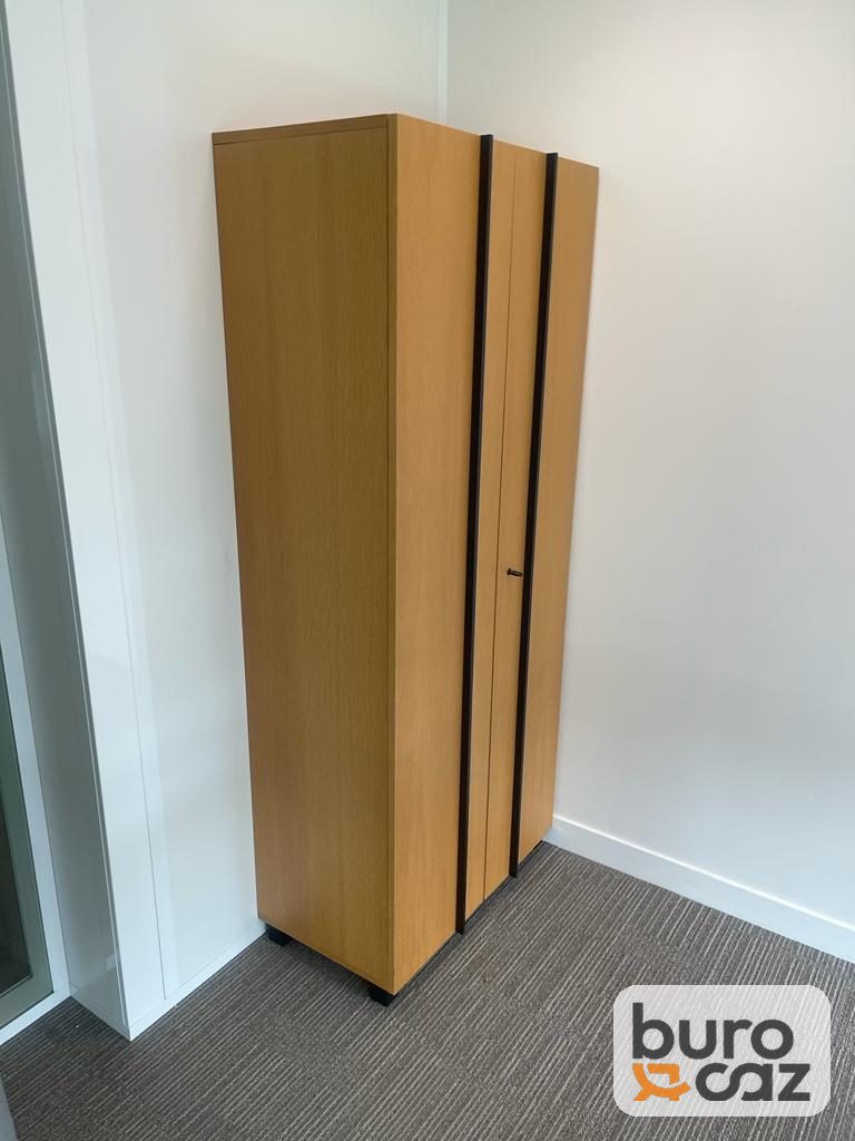 Armoire haute colonne en chêne