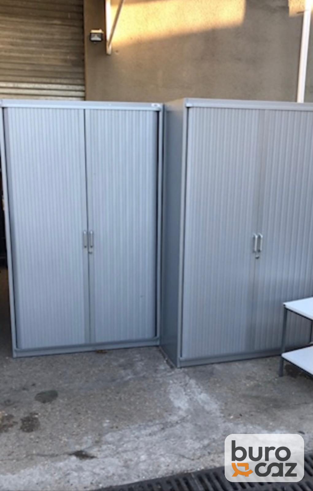Armoire haute métallique à rideaux gris clair — photo 2