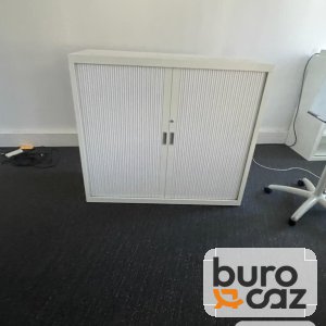 Armoire métallique basse à rideaux blanche