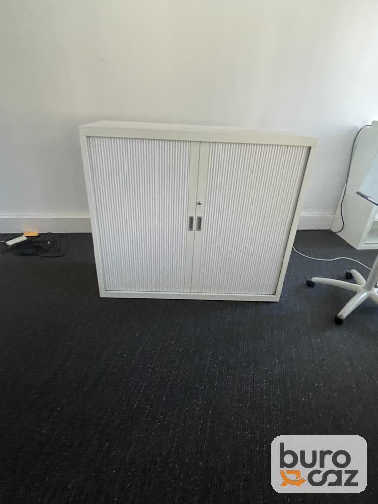 Armoire métallique basse à rideaux blanche