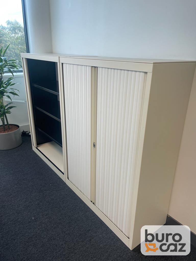 Armoire métallique moyenne à rideaux crème