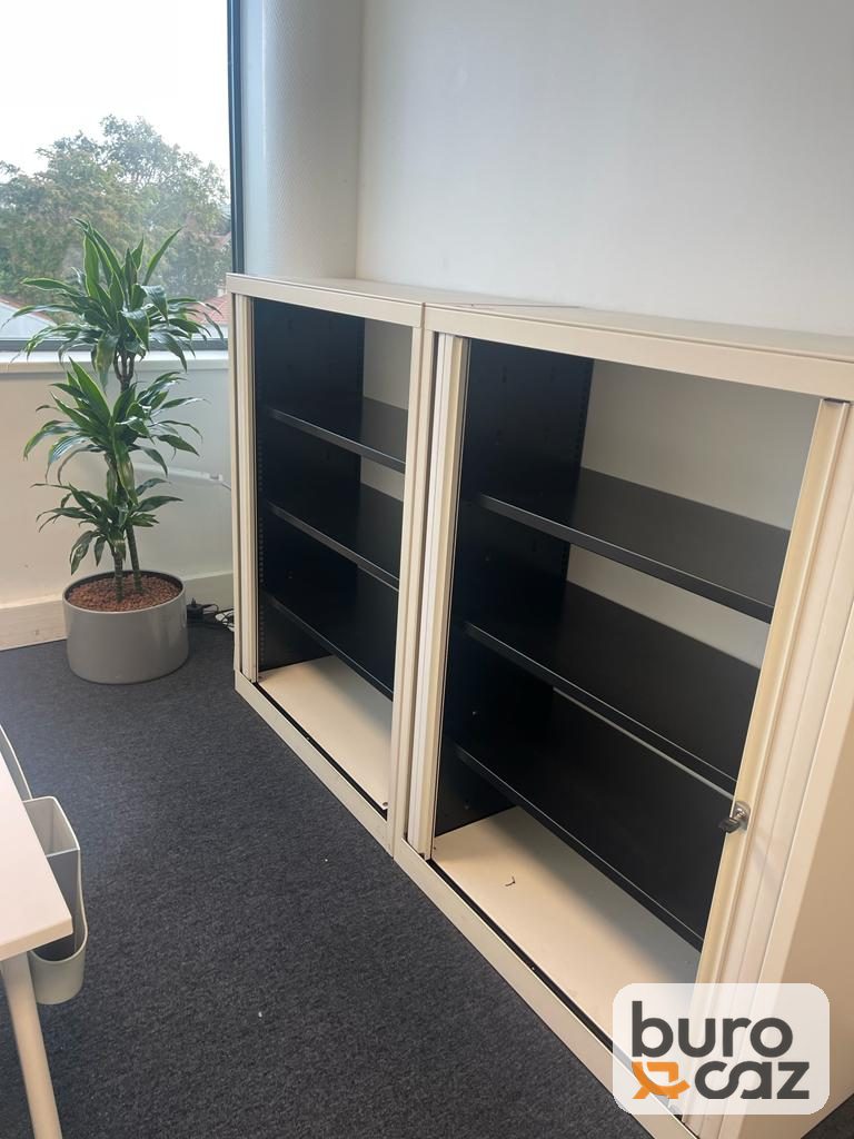 Armoire métallique moyenne à rideaux crème — photo 2