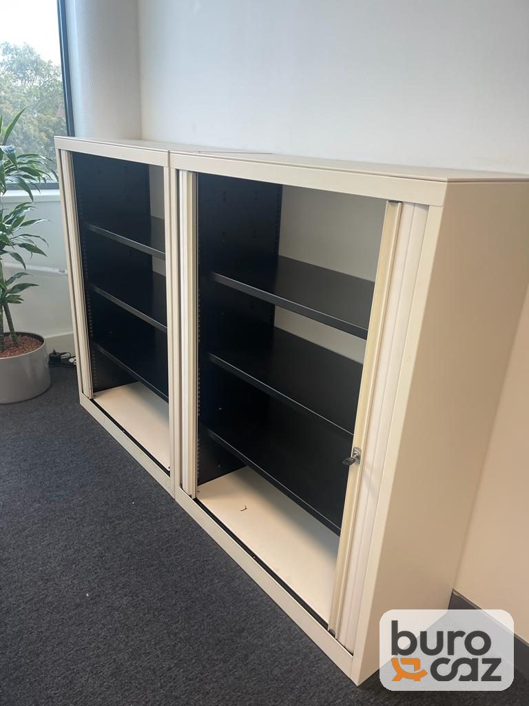 Armoire métallique moyenne à rideaux crème — photo 3