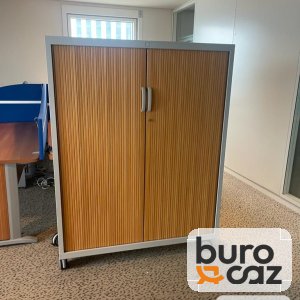 Armoire mi-haute à rideaux finition merisier sur roulettes