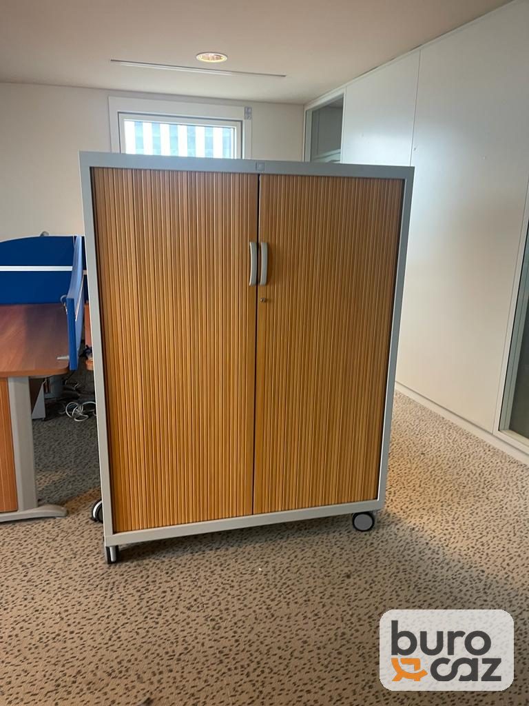 Armoire mi-haute à rideaux finition merisier sur roulettes